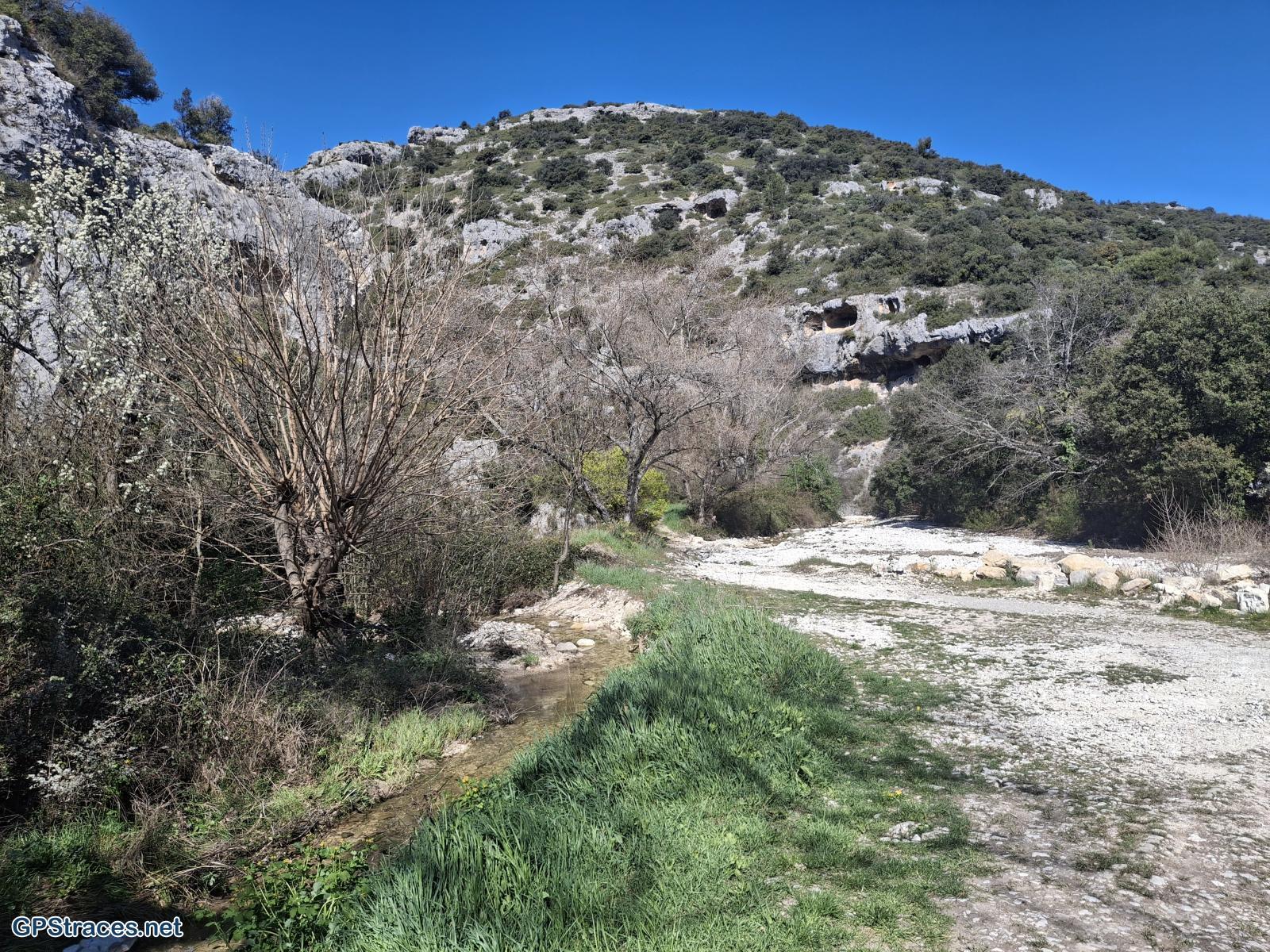 Vaucluse-De Méthamis au Petit Adrenier–3